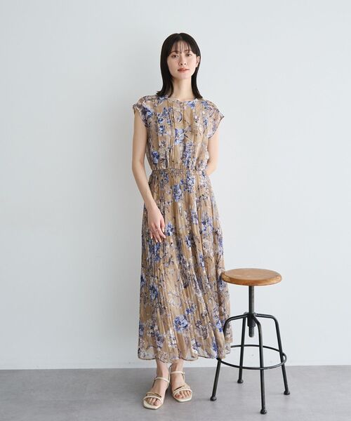 YECCA VECCA（イェッカヴェッカ）の「フラワー柄シアープリーツワンピース（ワンピース・レディース・アイボリー/ベージュ/ネイビー・FREE）」の20枚目の写真