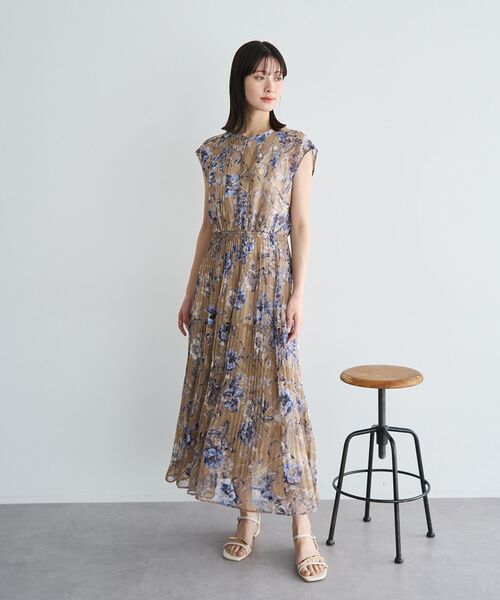YECCA VECCA（イェッカヴェッカ）の「フラワー柄シアープリーツワンピース（ワンピース・レディース・アイボリー/ベージュ/ネイビー・FREE）」の21枚目の写真
