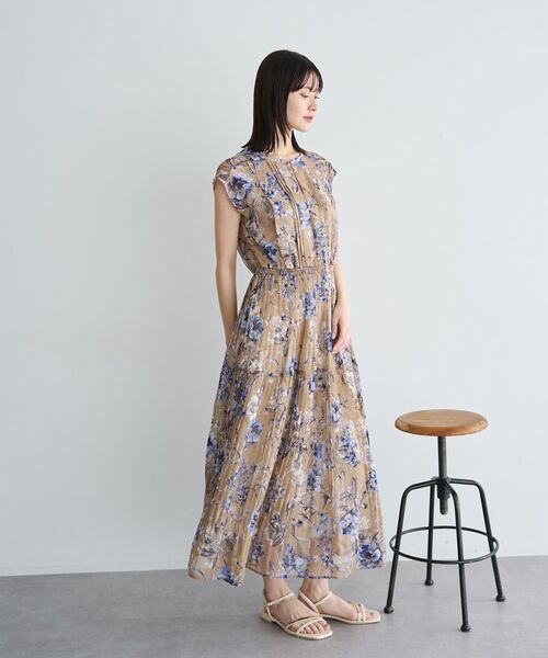 YECCA VECCA（イェッカヴェッカ）の「フラワー柄シアープリーツワンピース（ワンピース・レディース・アイボリー/ベージュ/ネイビー・FREE）」の22枚目の写真