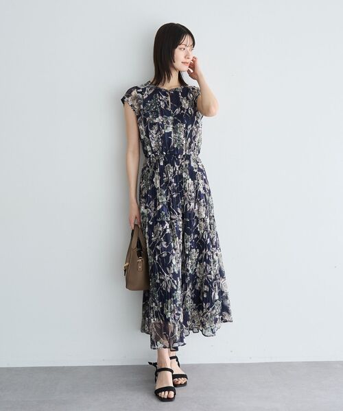 YECCA VECCA（イェッカヴェッカ）の「フラワー柄シアープリーツワンピース（ワンピース・レディース・アイボリー/ベージュ/ネイビー・FREE）」の3枚目の写真