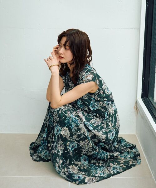 YECCA VECCA(イェッカヴェッカ)の「フラワー柄シアープリーツワンピース(ワンピース・レディース・アイボリー/ベージュ/ネイビー/グリーン・FREE)」の4枚目の写真