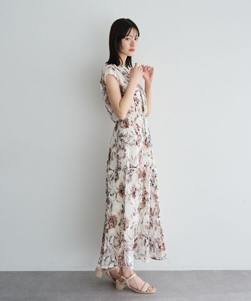 YECCA VECCA（イェッカヴェッカ）の「フラワー柄シアープリーツワンピース（ワンピース・レディース・アイボリー/ベージュ/ネイビー・FREE）」の4枚目の写真