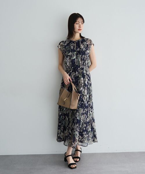 YECCA VECCA（イェッカヴェッカ）の「フラワー柄シアープリーツワンピース（ワンピース・レディース・アイボリー/ベージュ/ネイビー・FREE）」の5枚目の写真