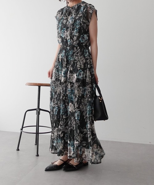 YECCA VECCA(イェッカヴェッカ)の「フラワー柄シアープリーツワンピース(ワンピース・レディース・アイボリー/ベージュ/ネイビー/グリーン・FREE)」の7枚目の写真