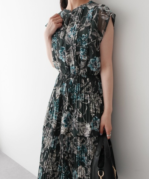 YECCA VECCA(イェッカヴェッカ)の「フラワー柄シアープリーツワンピース(ワンピース・レディース・アイボリー/ベージュ/ネイビー/グリーン・FREE)」の8枚目の写真