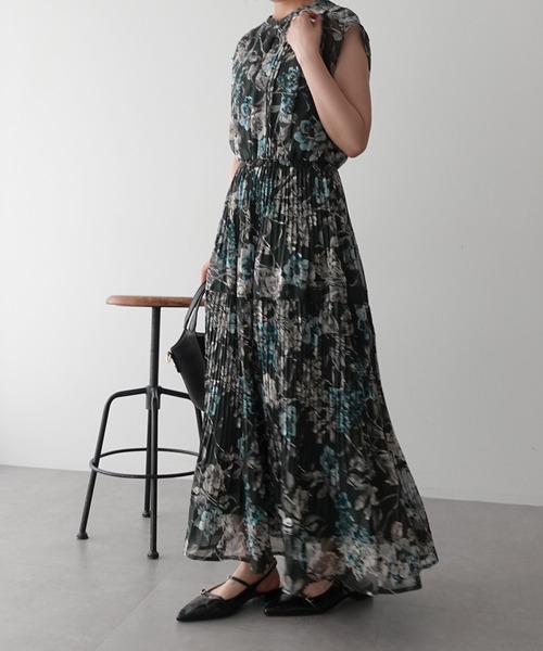 YECCA VECCA(イェッカヴェッカ)の「フラワー柄シアープリーツワンピース(ワンピース・レディース・アイボリー/ベージュ/ネイビー/グリーン・FREE)」の9枚目の写真