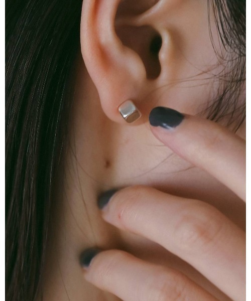 anuke（アンヌーク）の「anuke Cube Mini Pierce（ピアス（両耳用）・レディース・シルバー/ゴールド・FREE）」の8枚目の写真