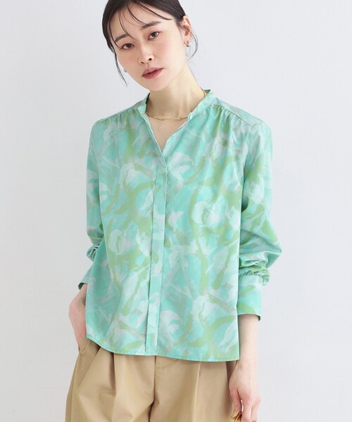 OPAQUE.CLIP（オペークドットクリップ）の「アート柄プリントブラウス【洗濯機OK】（シャツ/ブラウス・レディース・グリーン系1/ブラック系・38/40/42）」の2枚目の写真