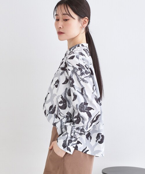 OPAQUE.CLIP（オペークドットクリップ）の「アート柄プリントブラウス【洗濯機OK】（シャツ/ブラウス・レディース・グリーン系1/ブラック系・38/40/42）」の3枚目の写真