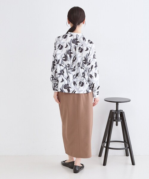 OPAQUE.CLIP（オペークドットクリップ）の「アート柄プリントブラウス【洗濯機OK】（シャツ/ブラウス・レディース・グリーン系1/ブラック系・38/40/42）」の4枚目の写真