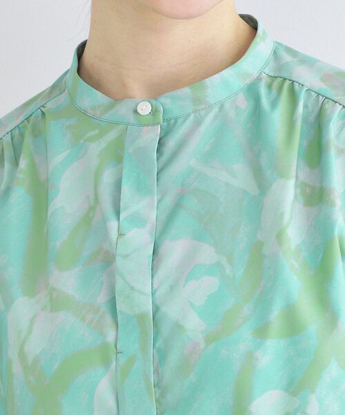 OPAQUE.CLIP（オペークドットクリップ）の「アート柄プリントブラウス【洗濯機OK】（シャツ/ブラウス・レディース・グリーン系1/ブラック系・38/40/42）」の14枚目の写真