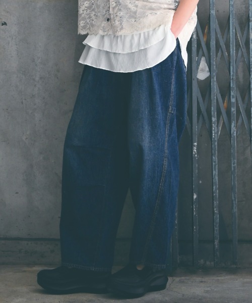 H.A.K（ハク）の「ドレープデニムバレルパンツ（デニムパンツ・レディース・ブルー/ネイビー・1/2）」の2枚目の写真