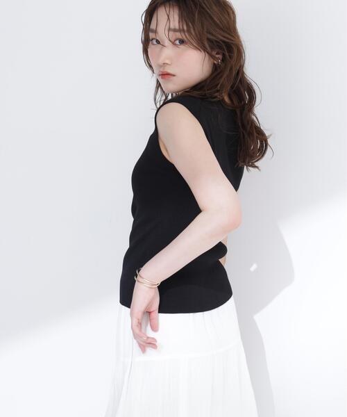 NATURAL BEAUTY BASIC（ナチュラルビューティーベーシック）の「スクエアネックリブニット（タンクトップ・レディース・オフホワイト/ライトグリーン/ベージュ/ブラック・ﾌﾘ-）」の6枚目の写真