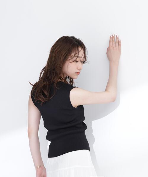 NATURAL BEAUTY BASIC（ナチュラルビューティーベーシック）の「スクエアネックリブニット（タンクトップ・レディース・オフホワイト/ライトグリーン/ベージュ/ブラック・ﾌﾘ-）」の8枚目の写真