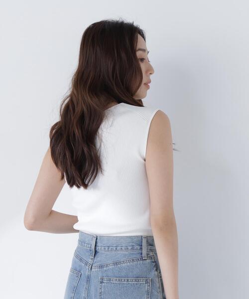 NATURAL BEAUTY BASIC（ナチュラルビューティーベーシック）の「スクエアネックリブニット（タンクトップ・レディース・オフホワイト/ライトグリーン/ベージュ/ブラック・ﾌﾘ-）」の17枚目の写真