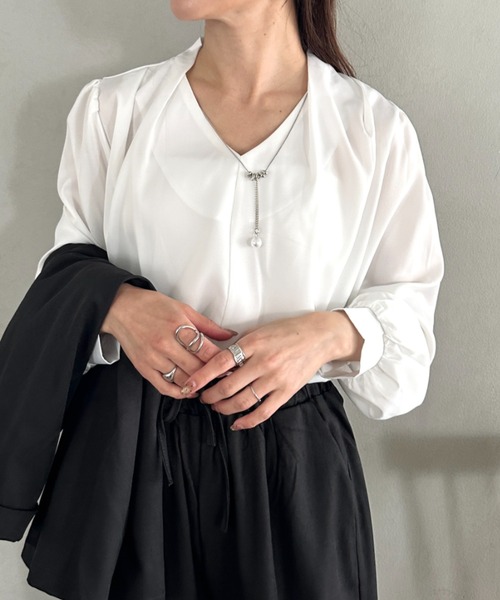 MYMOOD.(マイムード)の「オフィスカジュアルに♪パールネックデザインロングスリーブサテン風ブラウス ショルダータックデザインブラウス(シャツ/ブラウス・レディース・ホワイト/ブラック・FREE)」の1枚目の写真