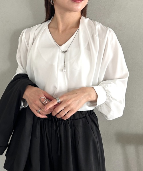 MYMOOD.(マイムード)の「オフィスカジュアルに♪パールネックデザインロングスリーブサテン風ブラウス ショルダータックデザインブラウス(シャツ/ブラウス・レディース・ホワイト/ブラック・FREE)」の12枚目の写真