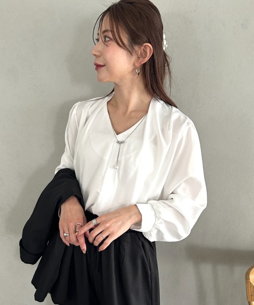 MYMOOD.(マイムード)の「オフィスカジュアルに♪パールネックデザインロングスリーブサテン風ブラウス ショルダータックデザインブラウス(シャツ/ブラウス・レディース・ホワイト/ブラック・FREE)」の9枚目の写真