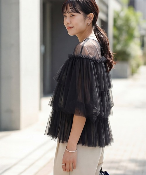 STYLE DELI(スタイルデリ)の「【selection】チュールティアードギャザーブラウス(シャツ/ブラウス・レディース・グレイッシュベージュ/ブラック・FREE)」の9枚目の写真