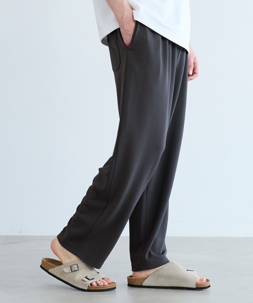 coca(coca)(コカ)の「ライトエンボスワイドパンツ(その他パンツ・メンズ・チャコール/ブラック・L/M/XL)」の2枚目の写真