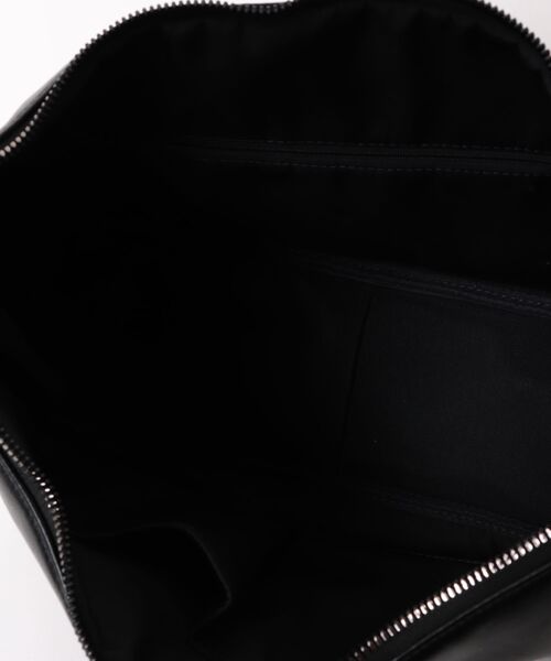 fulcro（フルクロ）の「レザー調 ハーフムーン ショルダーバッグ A4・PET収納対応 自立型・大容量モデル arch L アーチL（ショルダーバッグ・メンズ・ダークブラウン/ブラック・FREE）」の5枚目の写真