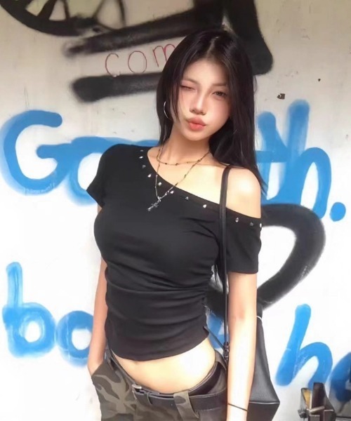 Ritzy（リッツィー）の「ハトメネック アシンメトリー 半袖タイトトップス（Tシャツ/カットソー・レディース・ブラック・L/XL/M）」の2枚目の写真