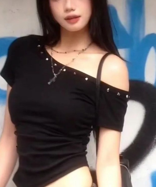 Ritzy（リッツィー）の「ハトメネック アシンメトリー 半袖タイトトップス（Tシャツ/カットソー・レディース・ブラック・L/XL/M）」の5枚目の写真