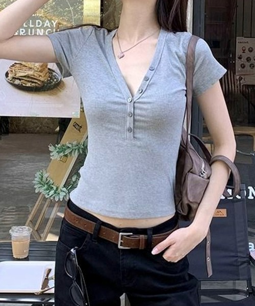 AVYL（アヴィル）の「スリムフィットヘンリーネック半袖カットソー（Tシャツ/カットソー・レディース・グレー・M）」の2枚目の写真
