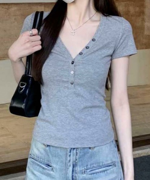AVYL（アヴィル）の「スリムフィットヘンリーネック半袖カットソー（Tシャツ/カットソー・レディース・グレー・M）」の3枚目の写真