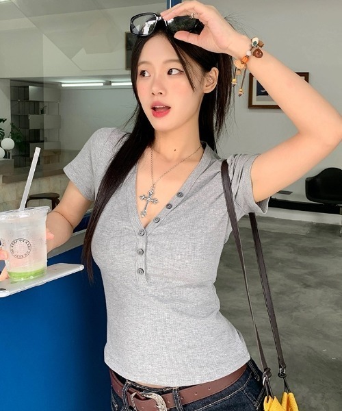 AVYL（アヴィル）の「スリムフィットヘンリーネック半袖カットソー（Tシャツ/カットソー・レディース・グレー・M）」の12枚目の写真