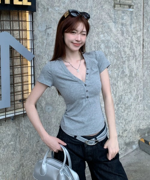 AVYL（アヴィル）の「スリムフィットヘンリーネック半袖カットソー（Tシャツ/カットソー・レディース・グレー・M）」の15枚目の写真
