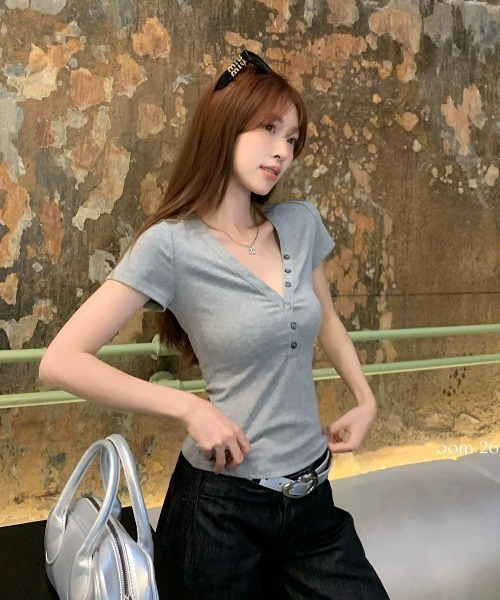 AVYL（アヴィル）の「スリムフィットヘンリーネック半袖カットソー（Tシャツ/カットソー・レディース・グレー・M）」の17枚目の写真
