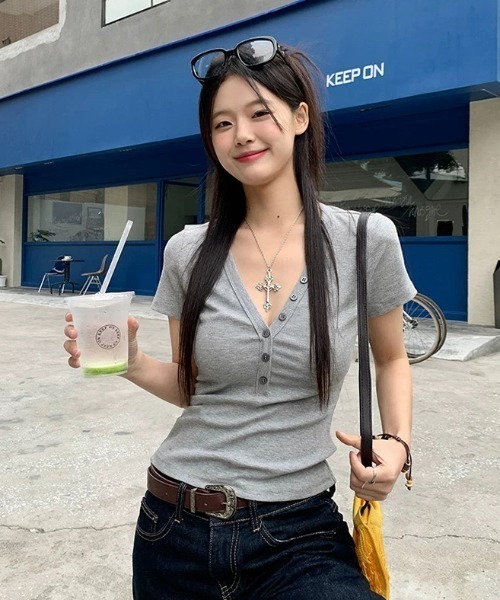 AVYL（アヴィル）の「スリムフィットヘンリーネック半袖カットソー（Tシャツ/カットソー・レディース・グレー・M）」の18枚目の写真