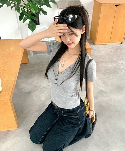AVYL（アヴィル）の「スリムフィットヘンリーネック半袖カットソー（Tシャツ/カットソー・レディース・グレー・M）」の19枚目の写真