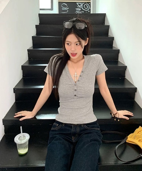 AVYL（アヴィル）の「スリムフィットヘンリーネック半袖カットソー（Tシャツ/カットソー・レディース・グレー・M）」の21枚目の写真