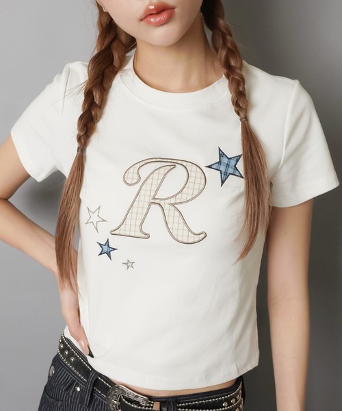 SPINNS(スピンズ)の「半袖Tシャツ/パッチワーク風ロゴ/Rロゴ/韓国ガーリー(Tシャツ/カットソー・レディース・ホワイト/チャコール・ONESIZE)」の2枚目の写真