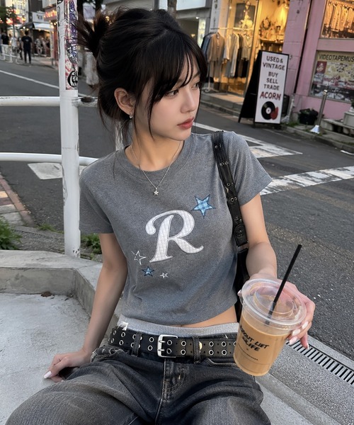 SPINNS(スピンズ)の「半袖Tシャツ/パッチワーク風ロゴ/Rロゴ/韓国ガーリー(Tシャツ/カットソー・レディース・ホワイト/チャコール・ONESIZE)」の1枚目の写真