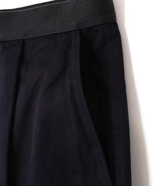 Y（ワイ）の「Y / ORGANIC COTTON CHINO BELTED TROUSERS（その他パンツ・メンズ・ホワイト/ネイビー・MEDIUM/LARGE/SMALL）」の12枚目の写真