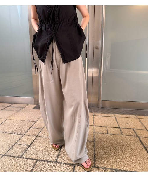LE CIEL BLEU(ルシェルブルー)の「バレルレッグパンツ / Barrel Leg Pants(その他パンツ・レディース・ライトベージュ/ブラック・34/36/38)」の2枚目の写真