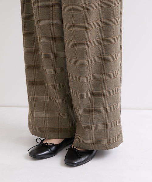le cercle ADAM ET ROPE'(ルセルクルアダムエロペ)の「タックワイドパンツ/セットアップ対応(スラックス・レディース・ブラウン/ネイビー・FREE)」の15枚目の写真