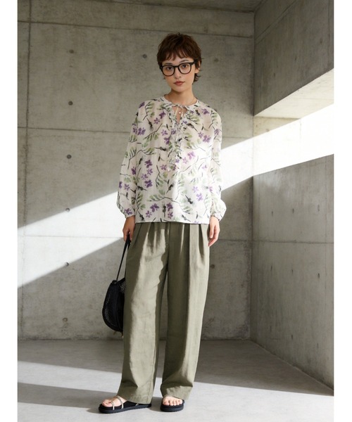 Sew loop(ソーループ)の「麻混アートな花柄プリントリボンフリルVネック長袖ブラウス(シャツ/ブラウス・レディース・ホワイト・FREE)」の2枚目の写真