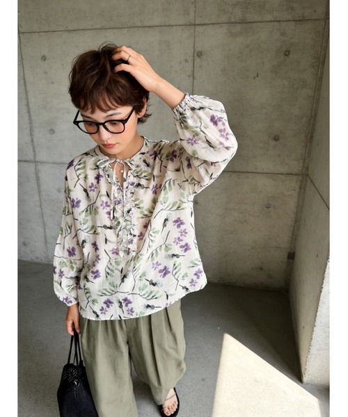 Sew loop(ソーループ)の「麻混アートな花柄プリントリボンフリルVネック長袖ブラウス(シャツ/ブラウス・レディース・ホワイト・FREE)」の3枚目の写真