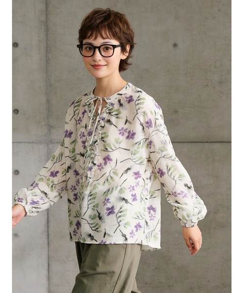 Sew loop(ソーループ)の「麻混アートな花柄プリントリボンフリルVネック長袖ブラウス(シャツ/ブラウス・レディース・ホワイト・FREE)」の4枚目の写真