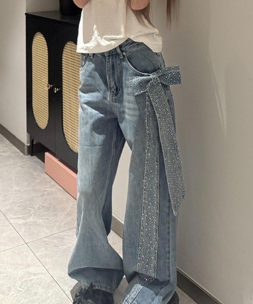 SHERU(シェル)の「リボンビジュー付き ワイドデニムパンツ レディース Y2K(デニムパンツ・レディース・ブルー・L/M/S)」の1枚目の写真