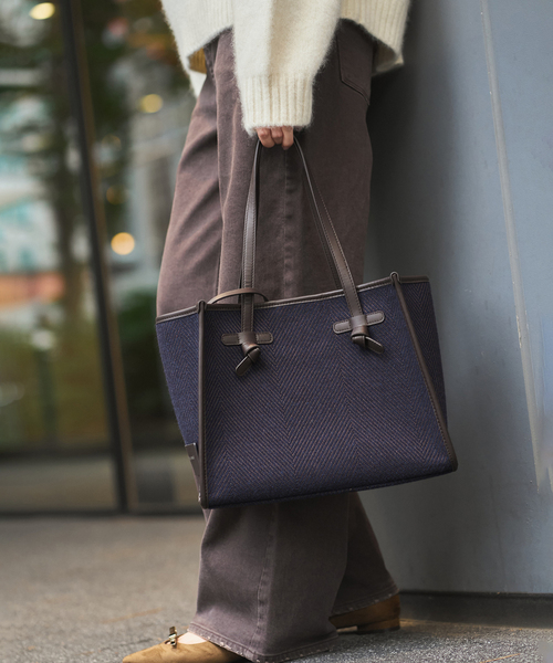 GIANNI CHIARINI(ジャンニ キアリーニ)の「《WEB限定》GIANNI CHIARINI/ ジャンニ キアリーニMARCELLA SPAGA(トートバッグ・レディース・ブラウン/ネイビー・FREE)」の2枚目の写真