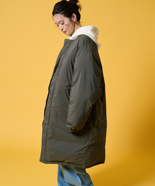 FREAK'S STORE（フリークスストア）の「限定展開 KELTY × FREAK'S STORE/ケルティ 別注 サーモライト 中綿 ノーカラー ロング ダウン（ダウンジャケット/コート・レディース・ブラック/オリーブ/ベージュ・ﾌﾘ-）」の6枚目の写真
