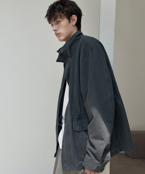 WEDNESDAY OASIS(ウェンズデーオアシス)の「ウォッシュドツイル アウトポケットジャケット_GRAY(WCB6OT04)(その他アウター・メンズ・チャコールグレー・MEDIUM/LARGE)」の2枚目の写真