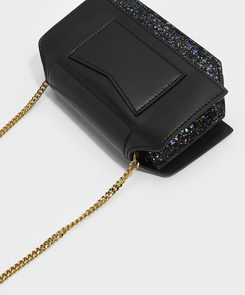CHARLES & KEITH（チャールズ & キース）の「ドレッシーチェーンクラッチバッグ / DRESSY CHAIN CLUTCH BAG（クラッチバッグ・レディース・ブラック/バーガンディー・S）」の5枚目の写真