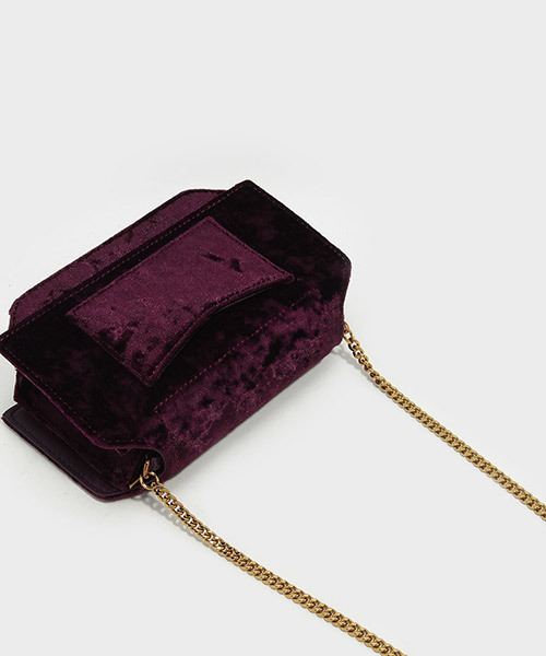 CHARLES & KEITH（チャールズ & キース）の「ドレッシーチェーンクラッチバッグ / DRESSY CHAIN CLUTCH BAG（クラッチバッグ・レディース・ブラック/バーガンディー・S）」の11枚目の写真