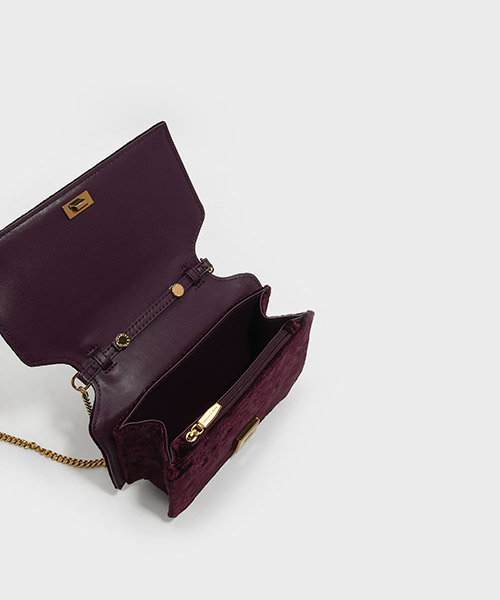 CHARLES & KEITH（チャールズ & キース）の「ドレッシーチェーンクラッチバッグ / DRESSY CHAIN CLUTCH BAG（クラッチバッグ・レディース・ブラック/バーガンディー・S）」の6枚目の写真